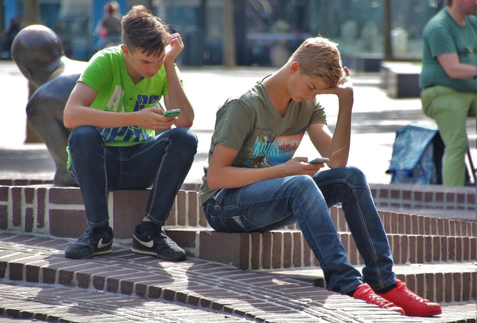  Teenagers on social media  picryl.com,CC0 1.0